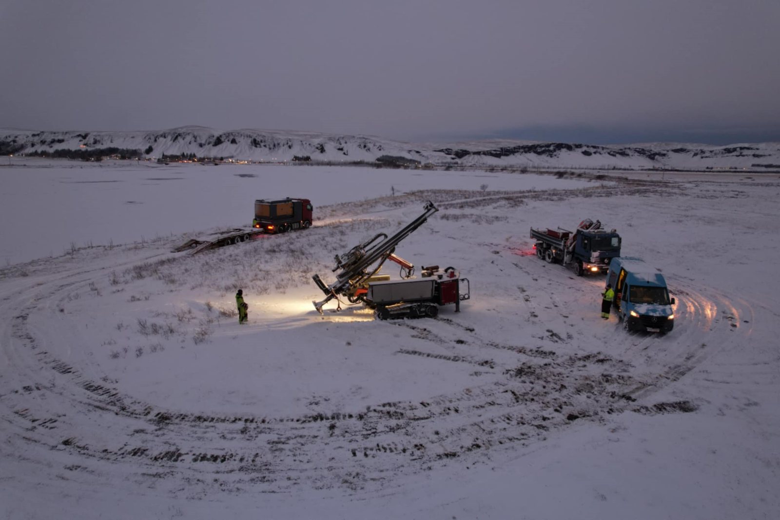 Crew and trucks at the drilling site in the snow at Klaustur Charr
